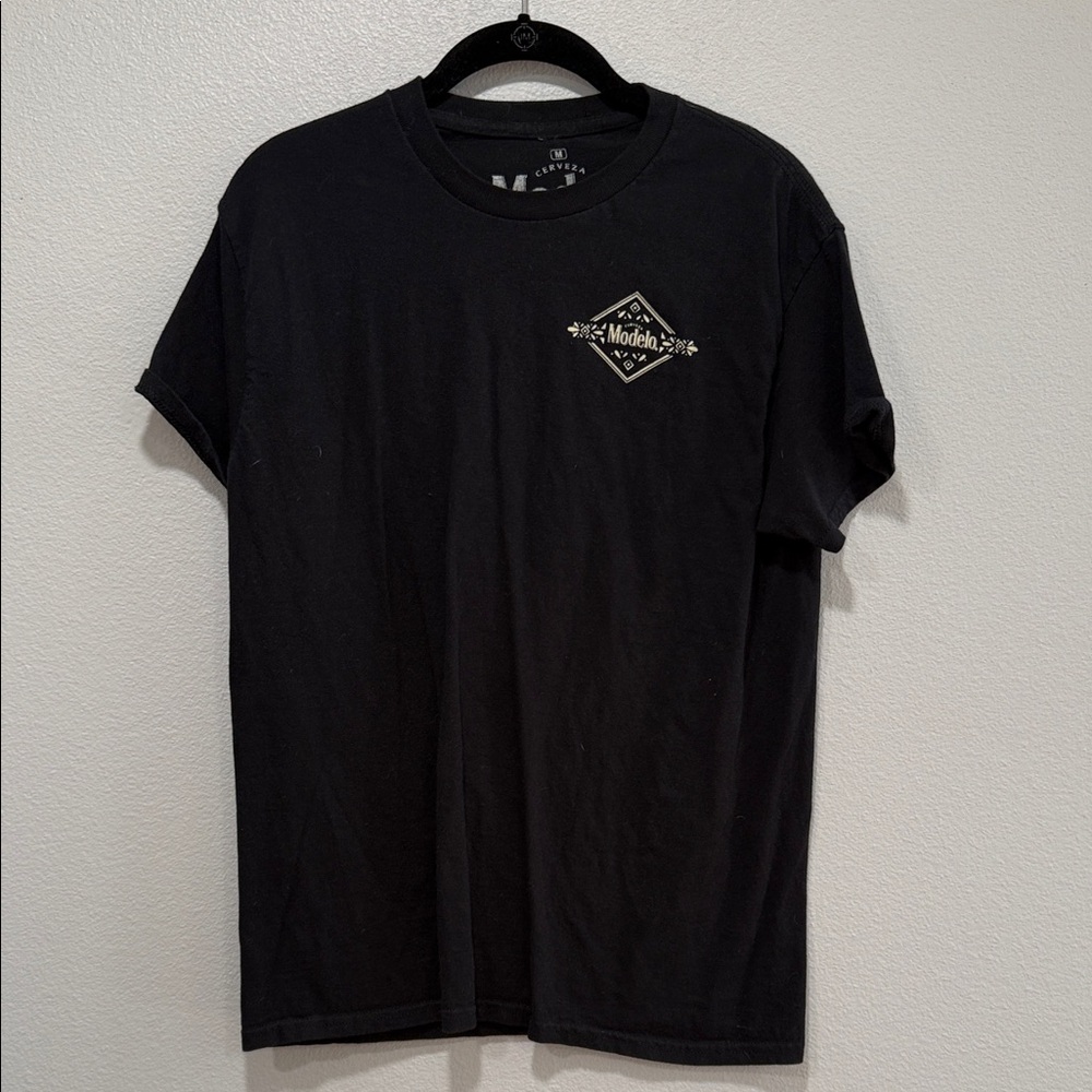 Modelo Black Graphic T-Shirt